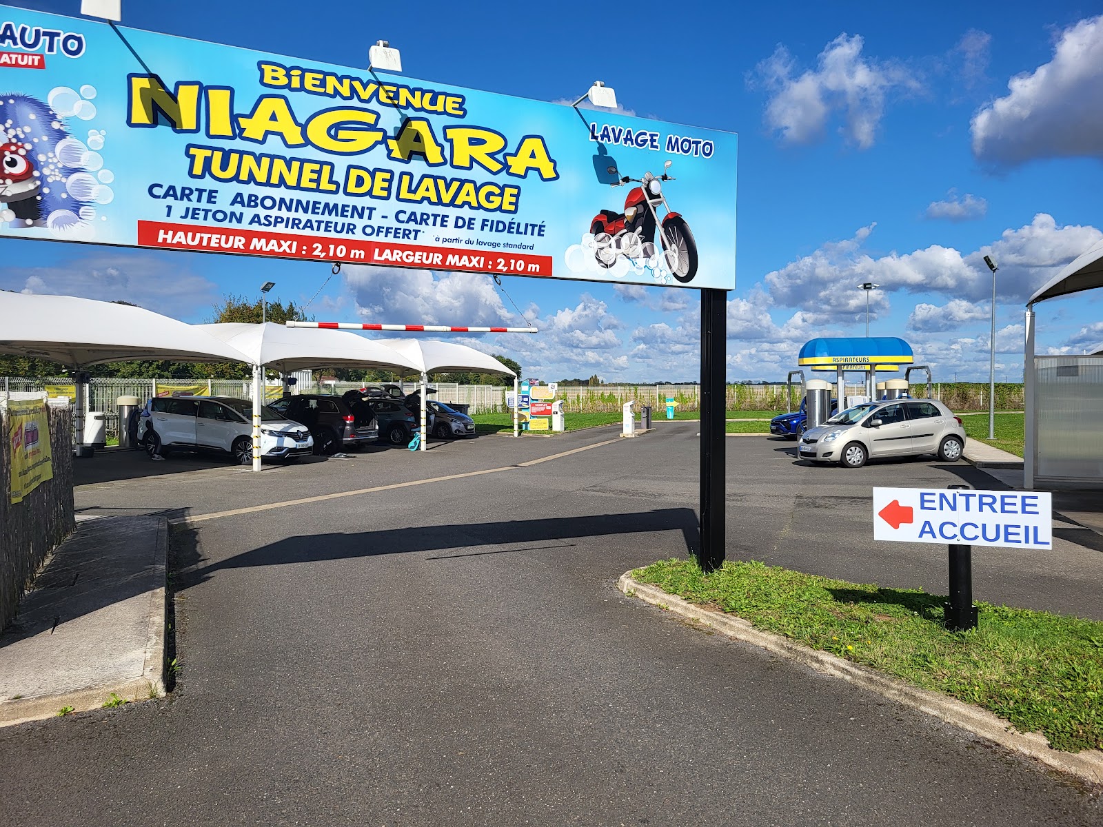 NIAGARA TUNNEL WASHING CARS